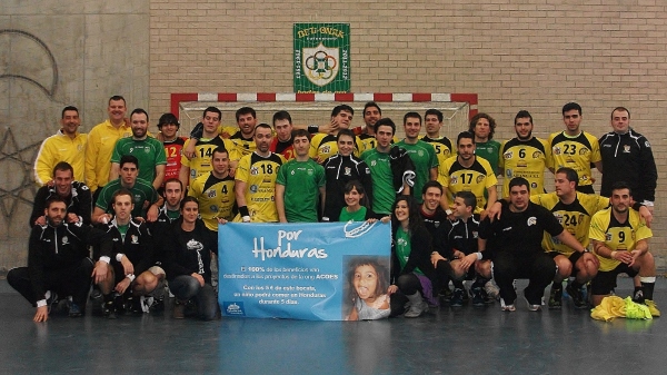 Jugadores del Beti Onak y del BM Soria con el cartel de Acoes Navarra.